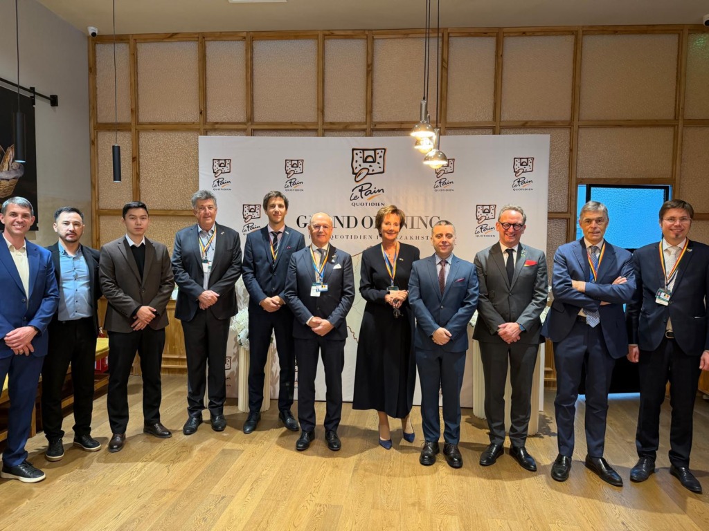 VBO-voorzitter, Jan Vander Stichele, woont de officiële opening bij van de vestiging van Le Pain Quotidien in Astana in bijzijn van de CEO van Le Pain Quotidien, Annick Van Overstraeten, ook vicevoorzitter van het VBO.